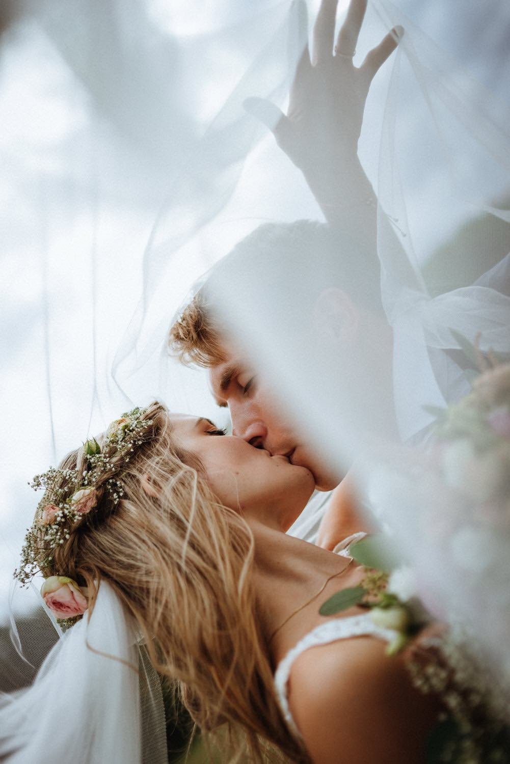 Paarshooting des Brautpaars im Brautkleid und mit Schleier und mit Brautstrauß beim Ersten Kuss in Darmstadt – von pixelfeder