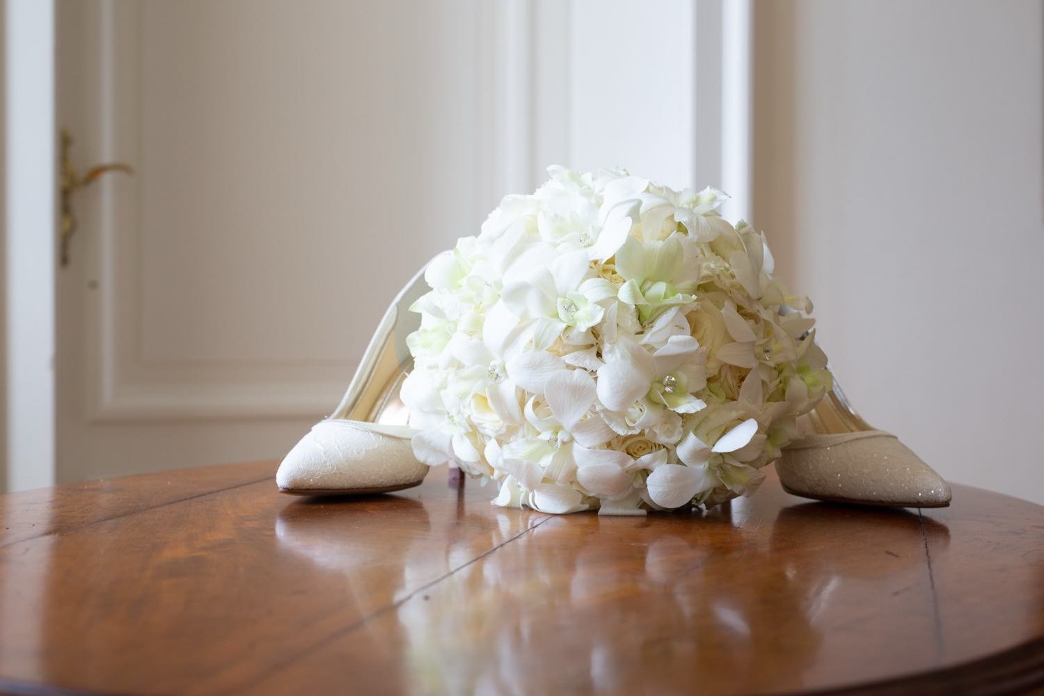 hochzeitsstrauß und schuhe bei einer Hochzeit in darmstadt beim getting ready - pixelfeder