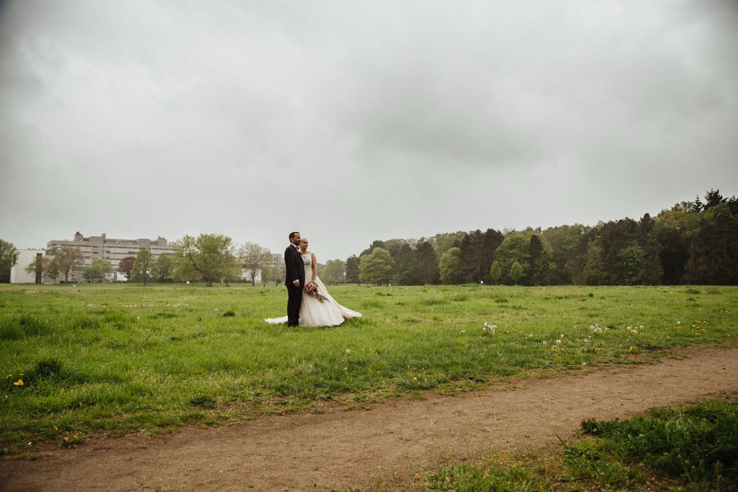 Portrait Paarshooting des Brautpaars im Garten in Darmstadt – von pixelfeder