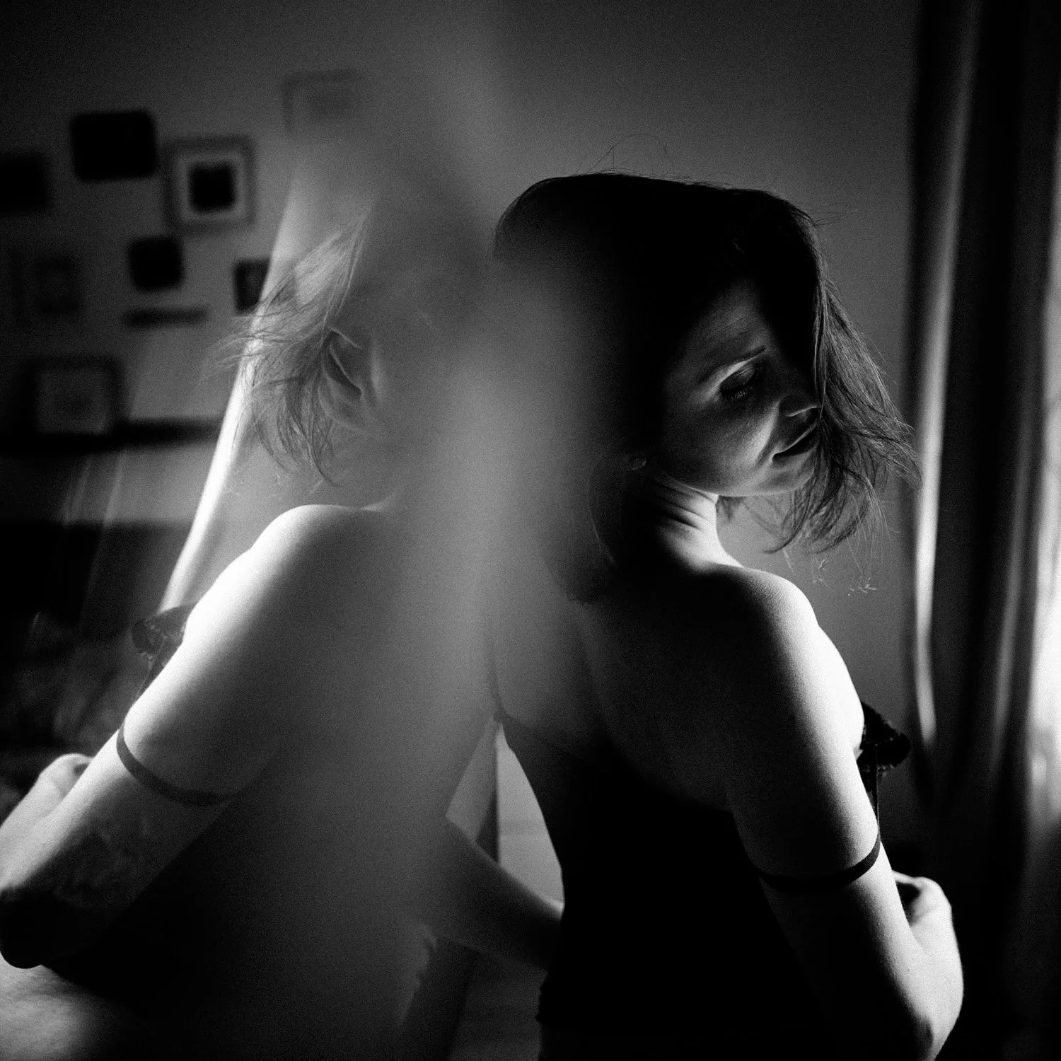 Sinnliches Portrait einer Frau beim Homeshooting auf dem Boden sitzend in Frankfurt – Schwarz-Weiß von pixelfeder