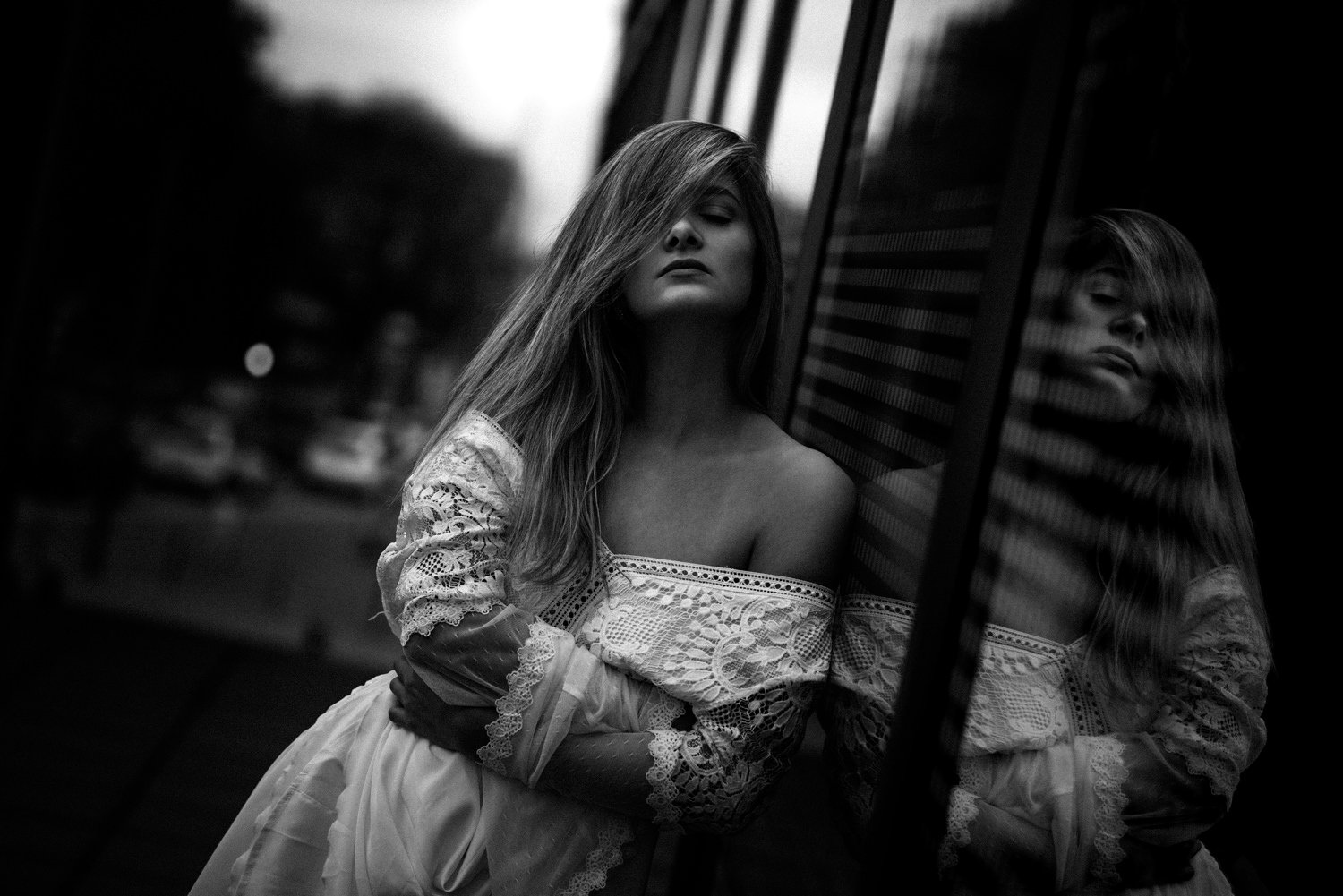 Portrait einer jungen Frau mit blonden Haaren mit schulterfreiem Oberteil Outdoor in Darmstadt – Schwarz-Weiß von pixelfeder