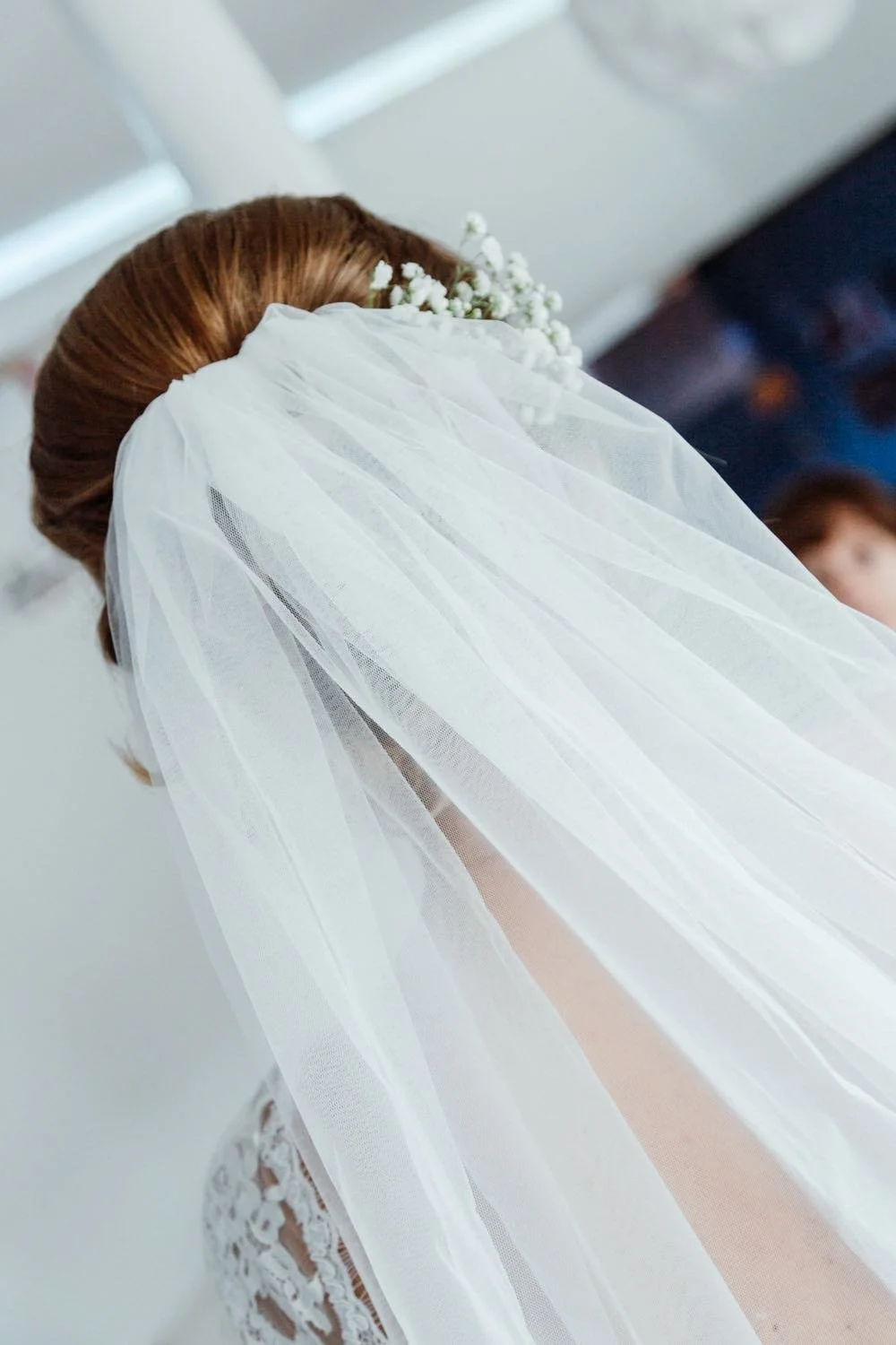 Close-Up Getting Ready der Braut mit Schleier mit Blumenarrangement in Darmstadt – von pixelfeder