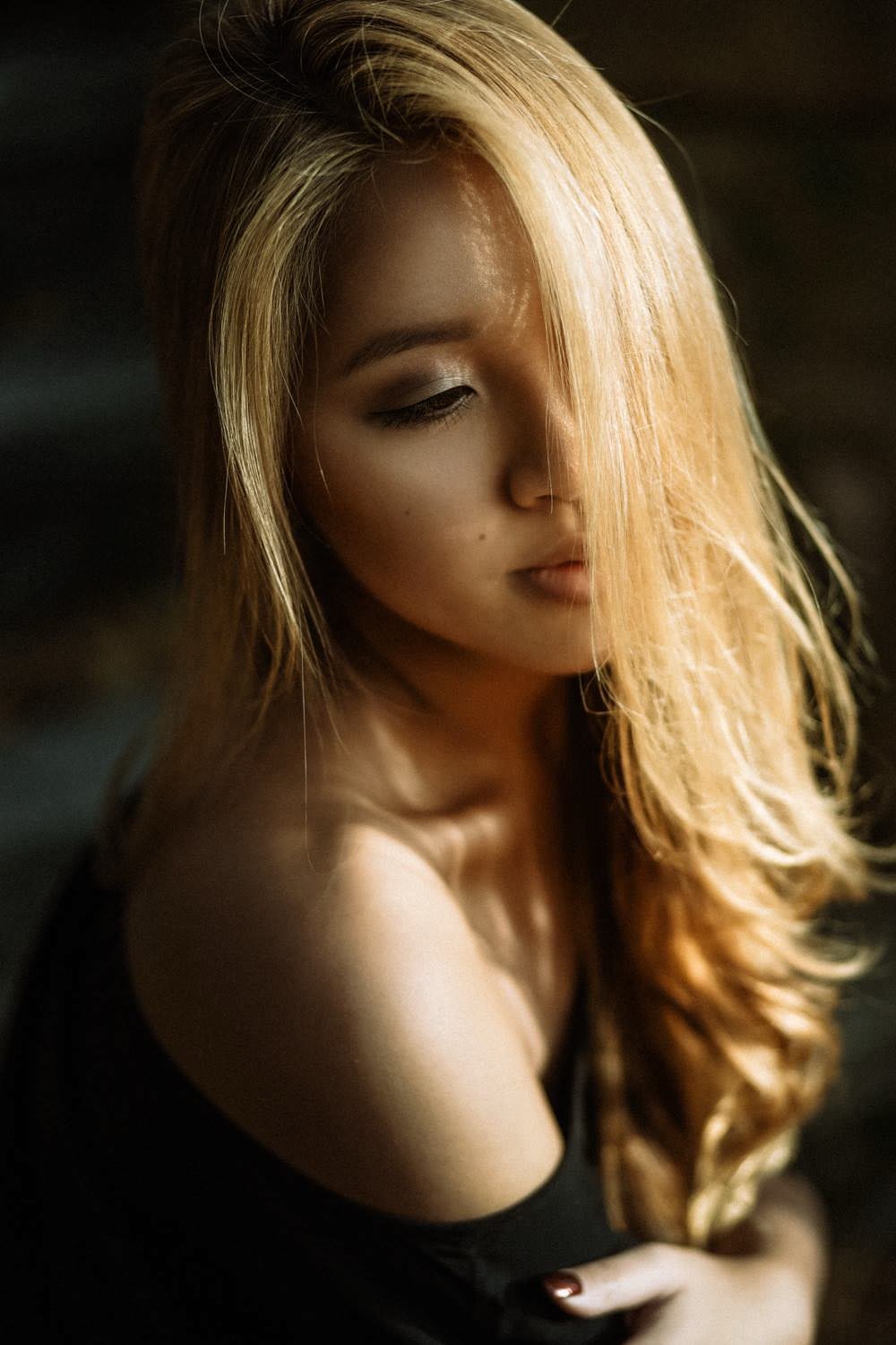 Close-Up einer Frau mit langen, blonden Haaren mit geschlossenen Augen auf einer Treppe in Darmstadt – von pixelfeder