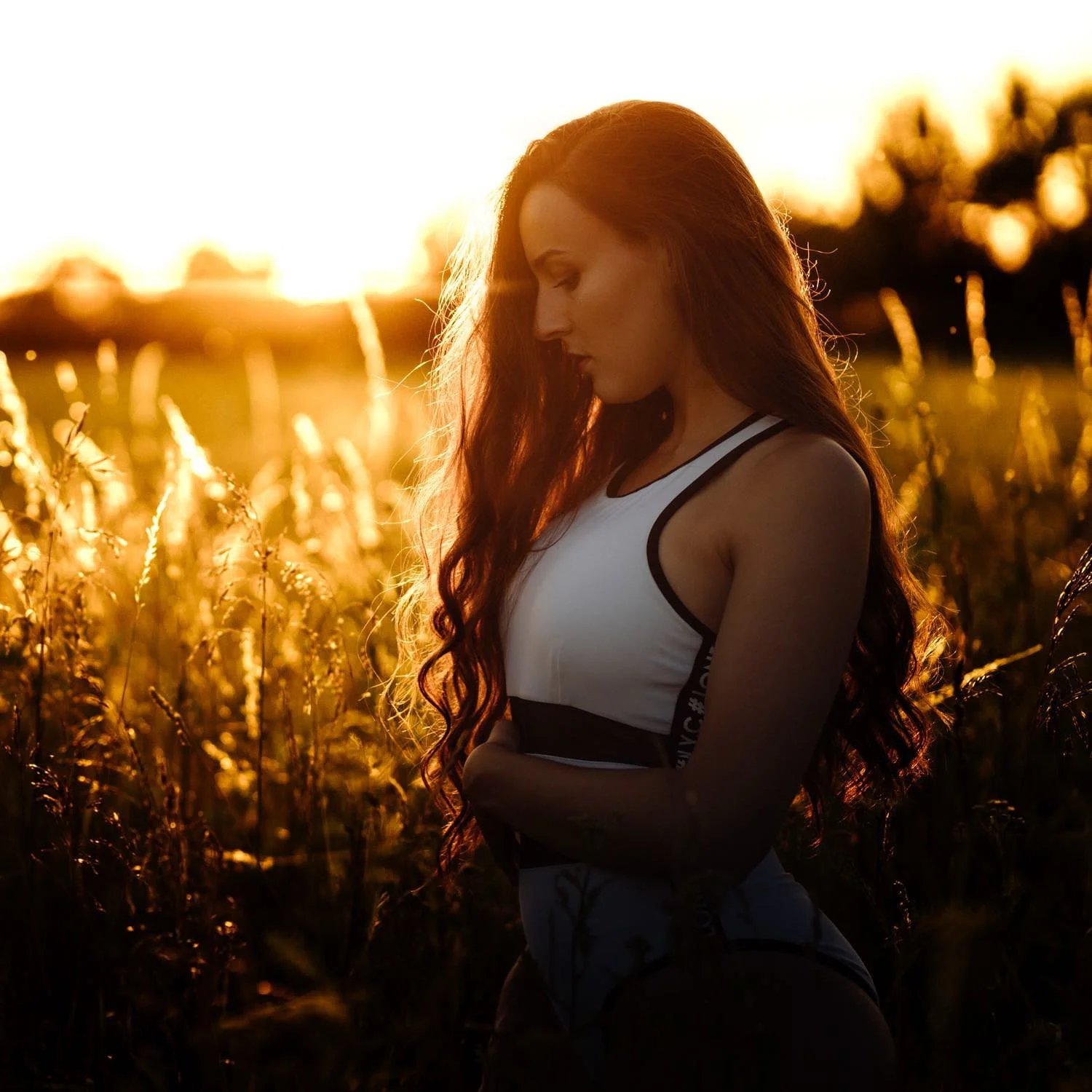 Sensual Portrait einer Frau mit langen Haaren kopf nach unten geneigt in Darmstadt – von pixelfeder