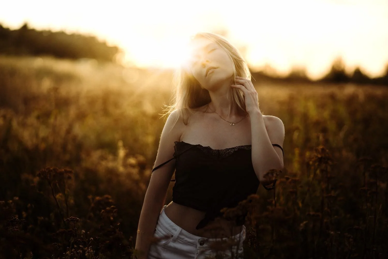 Portrait Sinnliches Portrait von einer Frau Outdoor bei Sonnenuntergang im Feld stehend in Darmstadt – von pixelfeder
