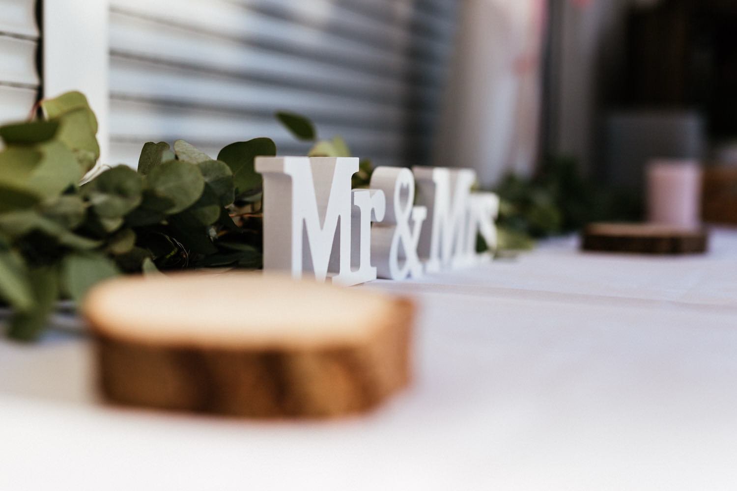 Schriftzug "Mr & Mrs" auf einer weißen Tischdekoration mit Grünzweigen in Darmstadt – von pixelfeder