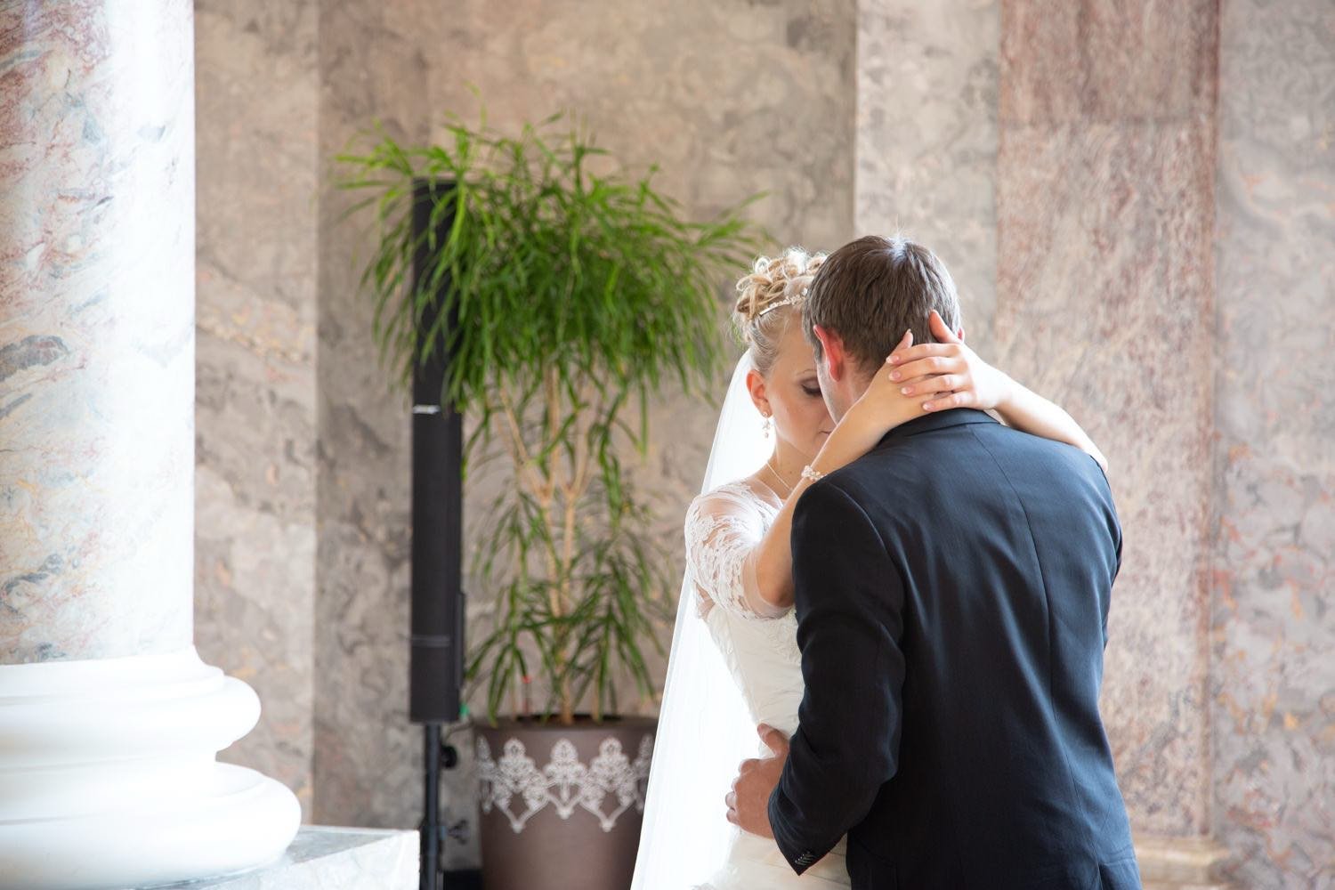 Ein Brautpaar tanzt bei ihrer Hochzeit in einem Raum mit Steinwänden in Darmstadt – von pixelfeder