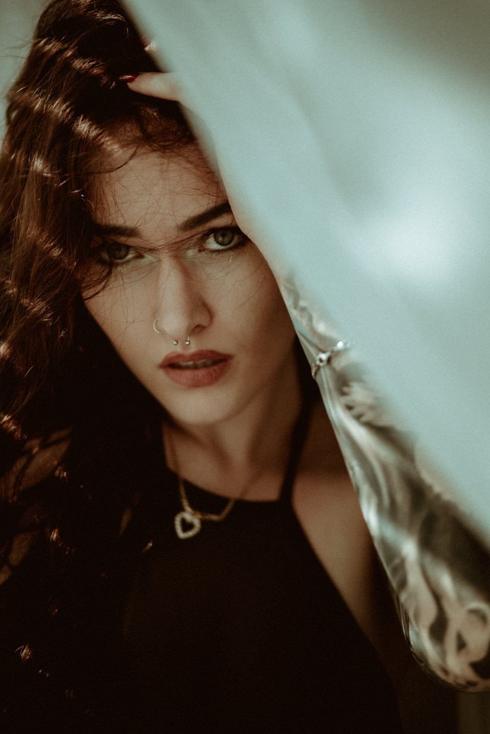 Sinnliches Portrait einer Frau mit lockigen Haaren im Studio mit Piercing in Darmstadt – von pixelfeder