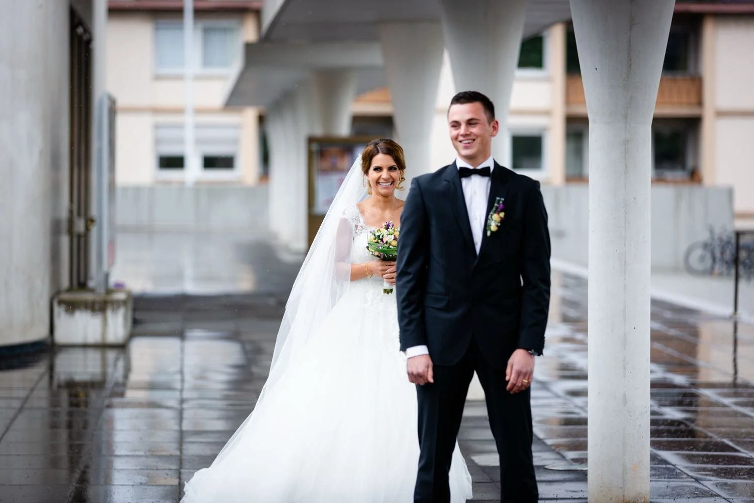 Ein Brautpaar beim paarshooting am staatstheater im Freien nach einem Regenschauer in Darmstadt – von pixelfeder
