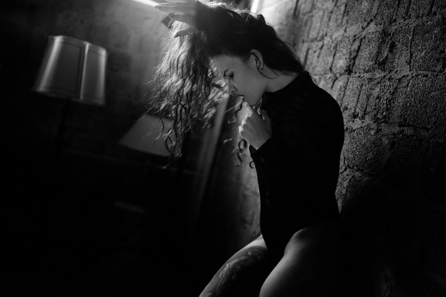 Portrait einer Frau im Studio vor einer Wand mit geschlossenen Augen in Frankfurt – Schwarz-Weiß von pixelfeder