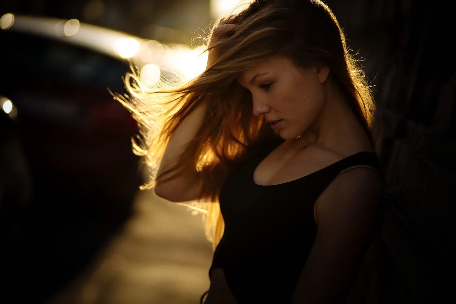 Portrait einer jungen Frau vor einer Wand mit Blick zur Seite stehend in Darmstadt – von pixelfeder