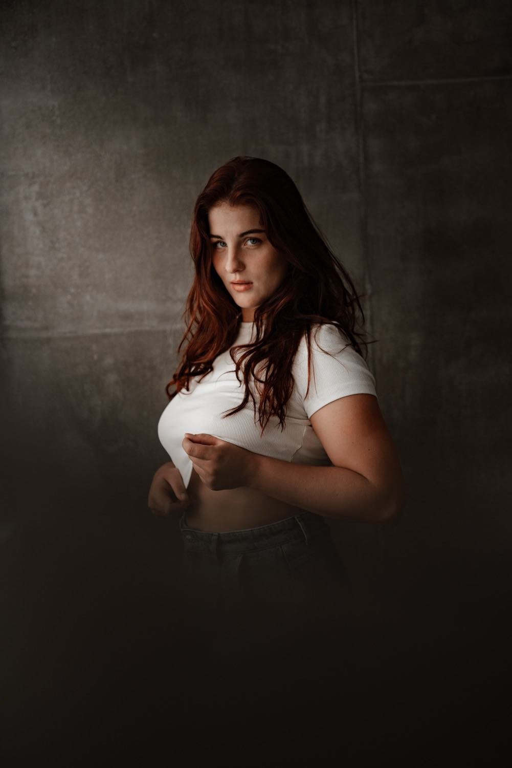 Portrait einer jungen Frau mit langen, roten Haaren im Studio in Frankfurt – von pixelfeder