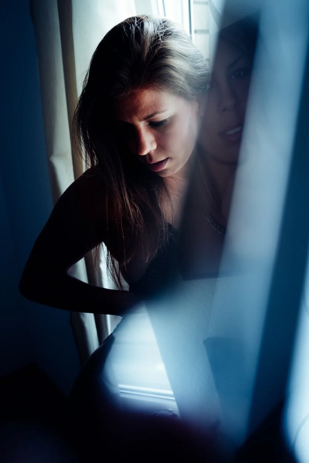 Sinnliches Portrait einer jungen Frau mit blick zur seite mit Reflexion in Darmstadt – von pixelfeder