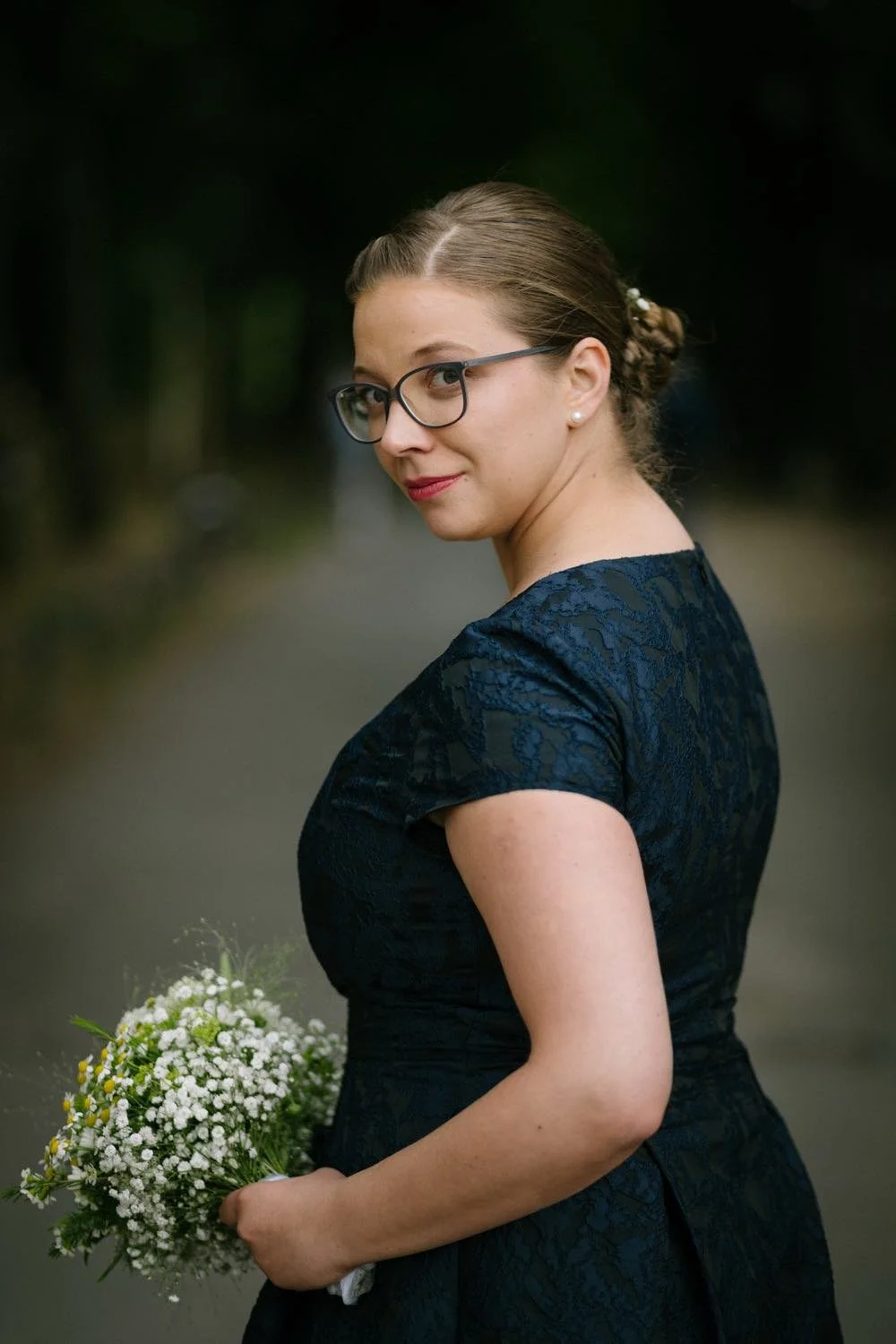 Portrait der Braut mit Brautstrauß und im Dunkelblauen kleid in Darmstadt – von pixelfeder