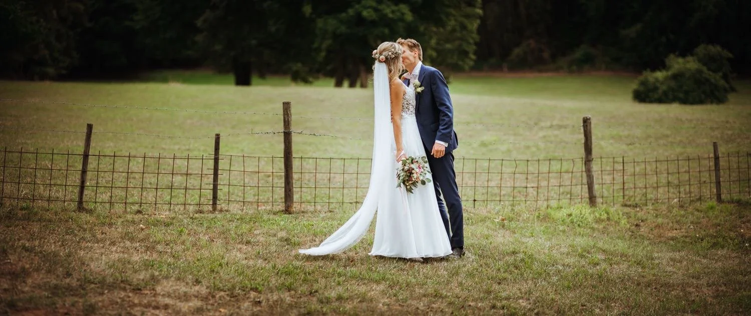 Paarshooting des Brautpaars im Garten beim Ersten Kuss in Darmstadt – von pixelfeder