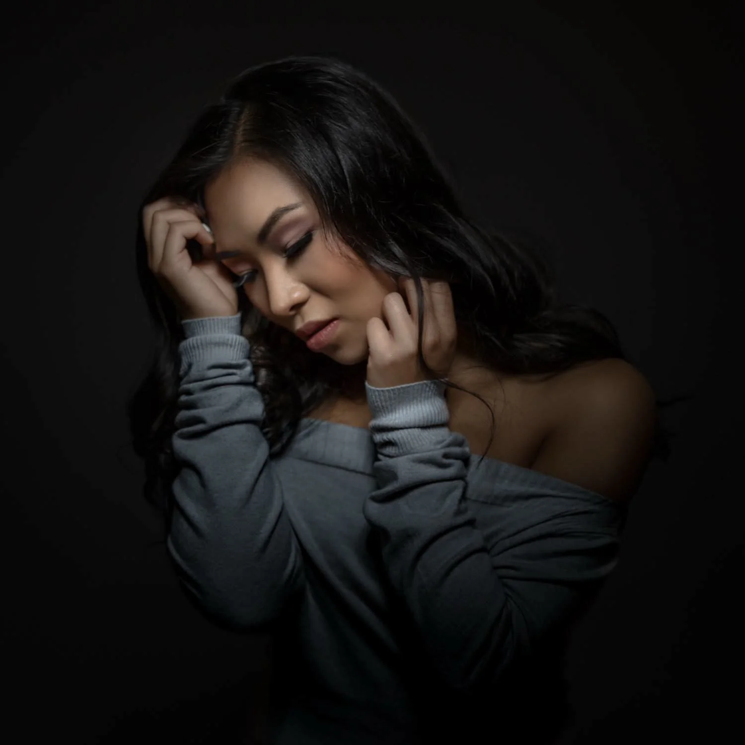 Portrait einer Frau im Studio mit geschlossenen Augen mit verträumtem Blick in Darmstadt – von pixelfeder