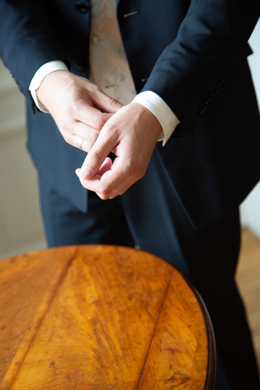 bräutigam zieht sich hemd zurecht beim getting ready in darmstadt - pixelfeder