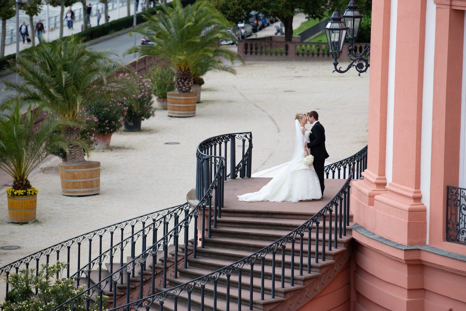 Ein Brautpaar steht auf einer Treppe beim paarshooting in Darmstadt – von pixelfeder