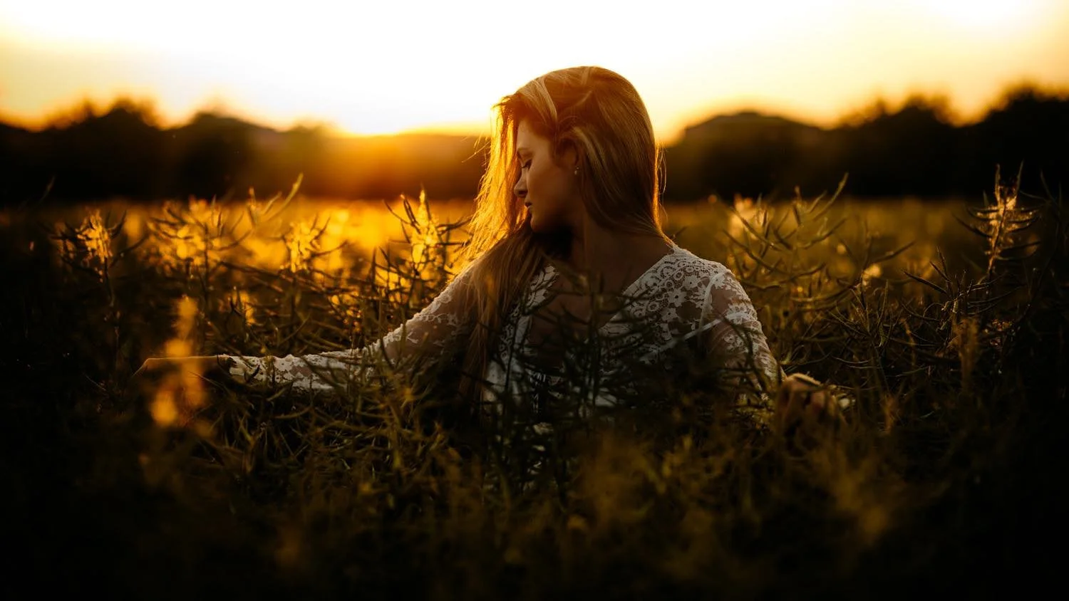 Sinnliches Portrait einer jungen Frau mit blonden Haaren in einem Spitzenkleid bei Sonnenuntergang – von pixelfeder