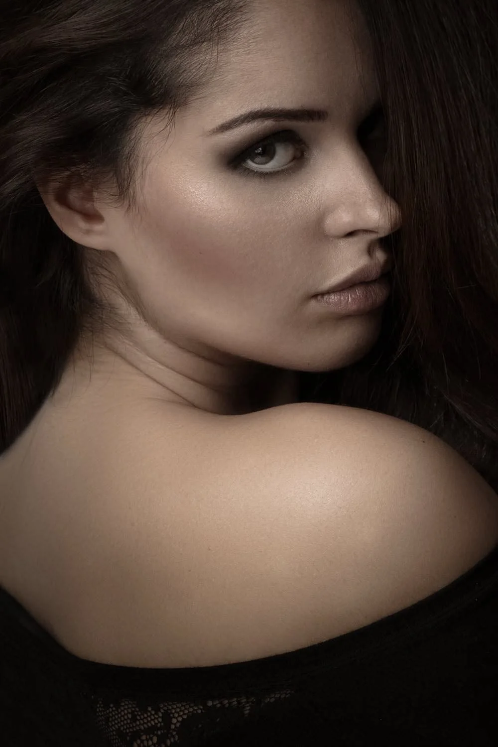 Close-Up Portrait von einer Frau mit langen Haaren im Studio mit verträumtem Blick in Darmstadt – von pixelfeder
