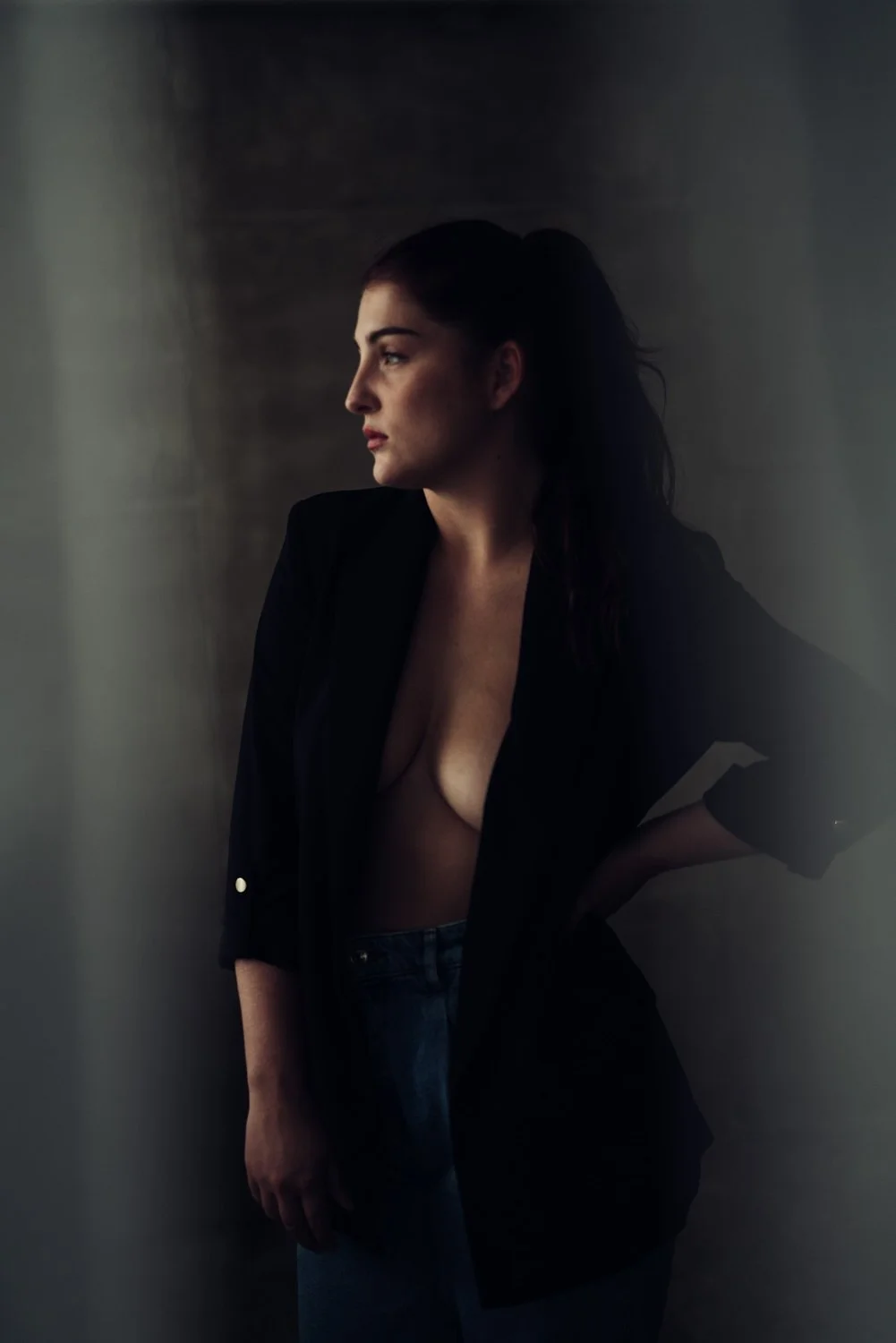 Portrait eines Models mit welligen Haaren in einem Blazer und in Jeans im Studio in Frankfurt – von pixelfeder