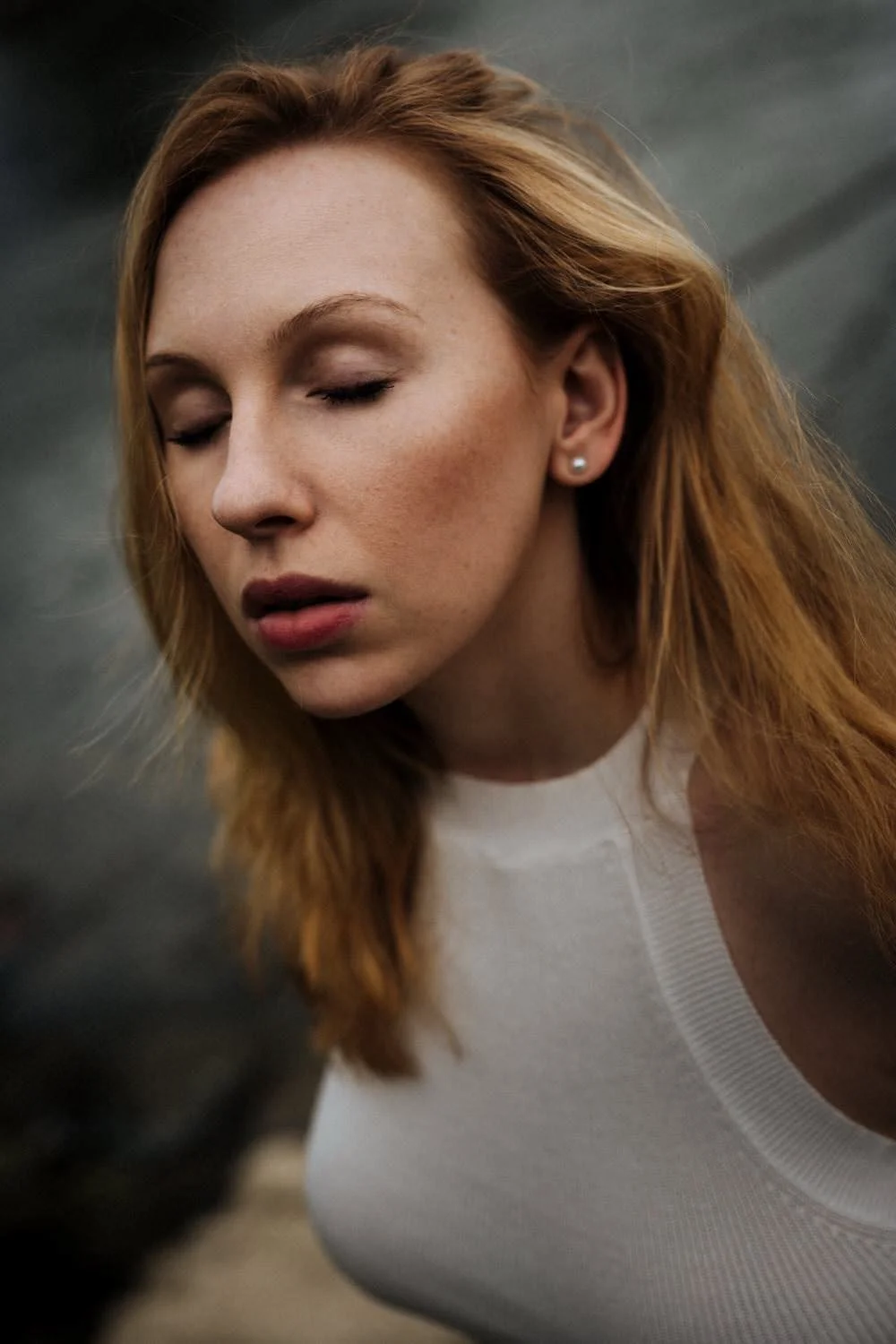 Portrait einer jungen Frau mit roten Haaren in einem Weißes Top mit geschlossenen Augen in Darmstadt – von pixelfeder