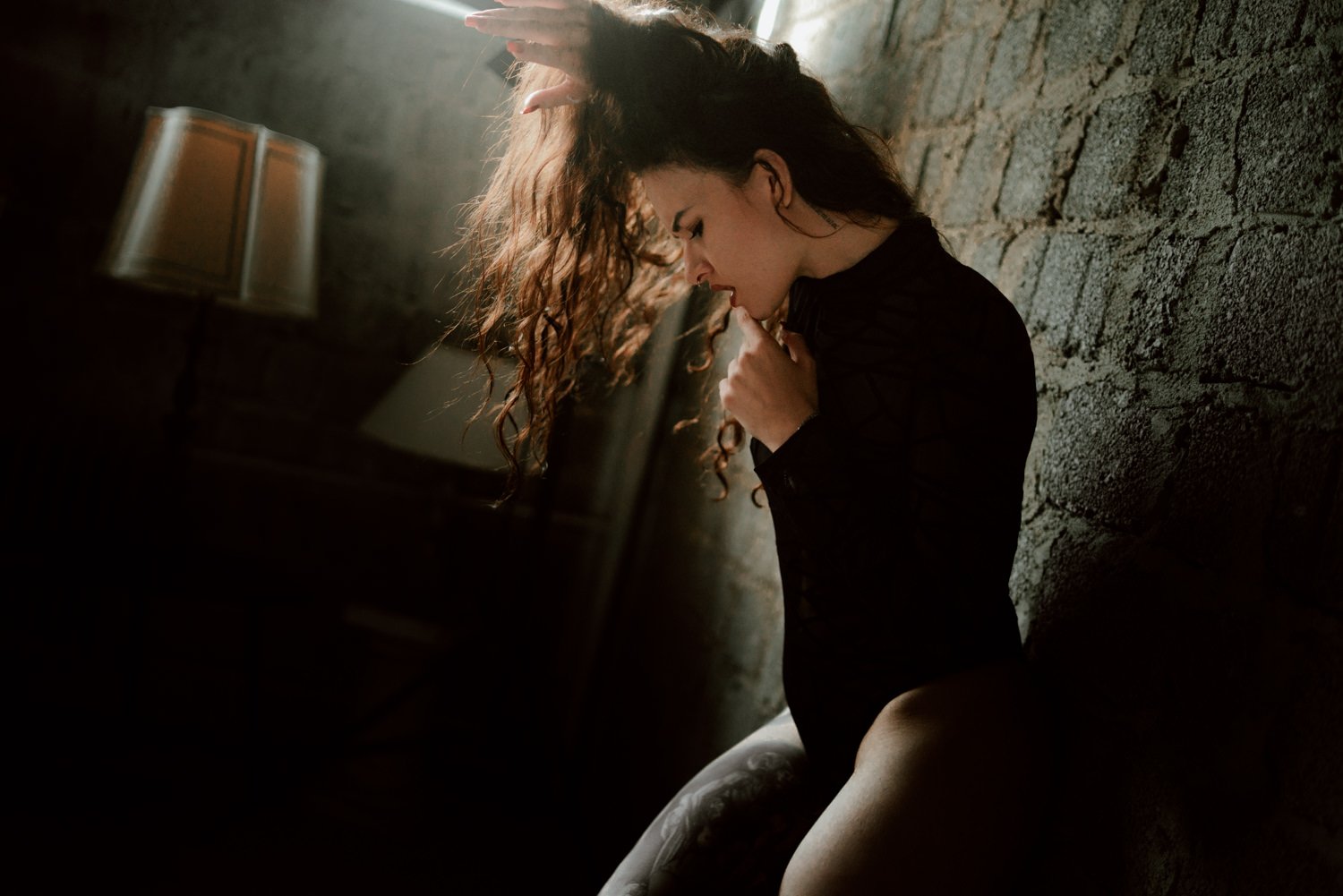 Boudoir Shooting von einer jungen Frau mit lockigen, schwarzen Haaren vor einer Wand in Frankfurt – von pixelfeder