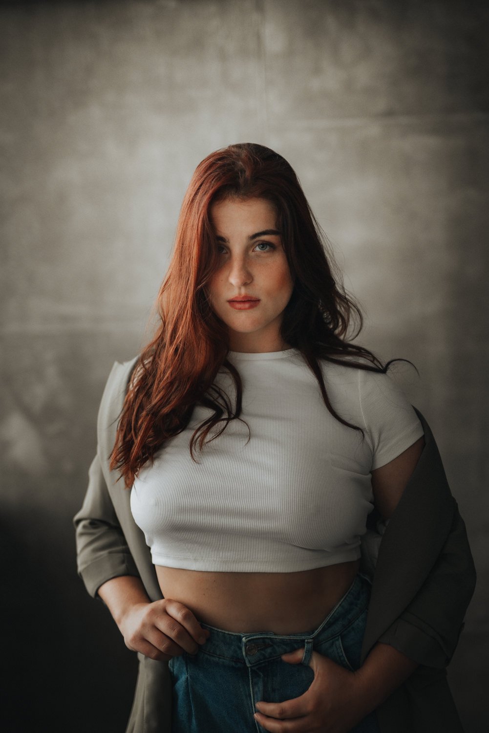 Portrait einer jungen Frau mit glatten, roten Haaren in einem Top im Studio in Frankfurt – von pixelfeder