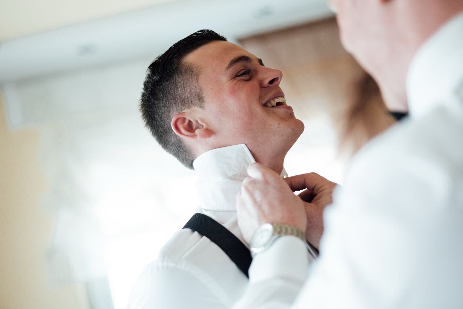 Portrait Getting Ready des Bräutigams im Hemd und mit Krawatte in Darmstadt – von pixelfeder