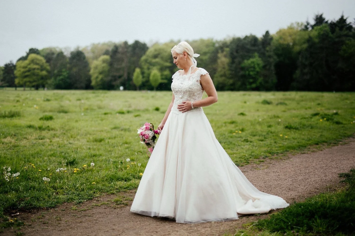 Hochzeitsfoto der Braut im Brautkleid und mit Brautstrauß im Garten in Darmstadt – von pixelfeder