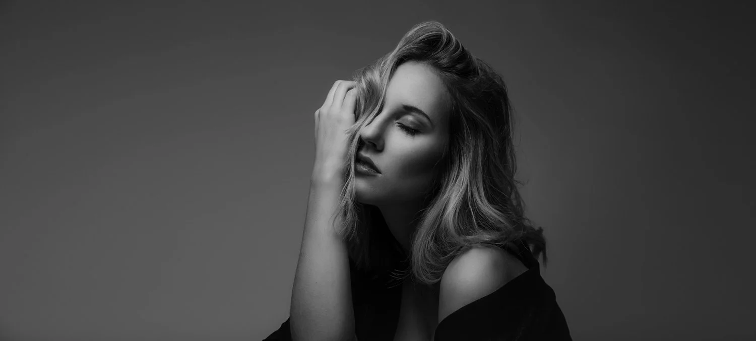 Portrait einer jungen Frau mit schulterfreiem Oberteil im Studio in Darmstadt – Schwarz-Weiß von pixelfeder