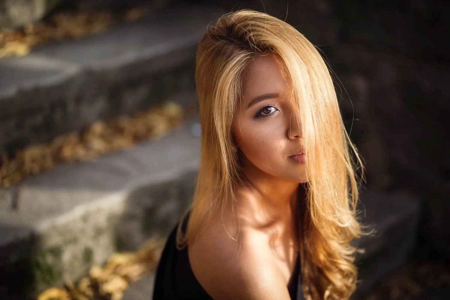 Portrait einer Frau auf dem Boden sitzend mit Blick in die Kamera auf einer Treppe in Darmstadt – von pixelfeder