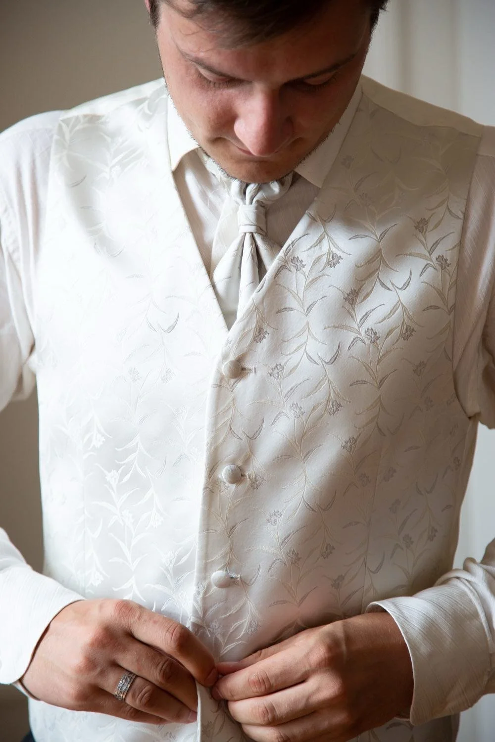 First Look des Bräutigams mit Weste beim Anziehen in Darmstadt – von pixelfeder