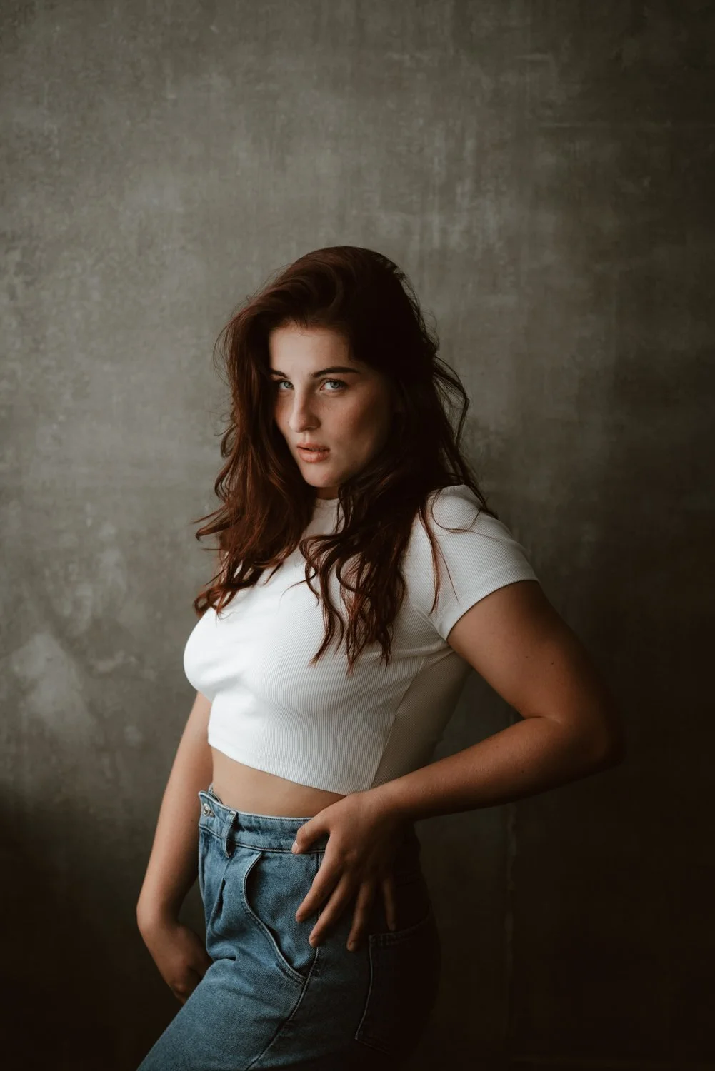 Portrait einer jungen Frau in Jeans und in einem Weißem Crop-top und in einer Blauen Jeans in Darmstadt – von pixelfeder