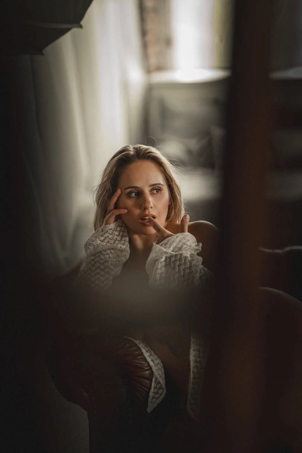 Portrait einer jungen Frau in einem Kleid im Studio auf dem Boden sitzend in Witten – von pixelfeder