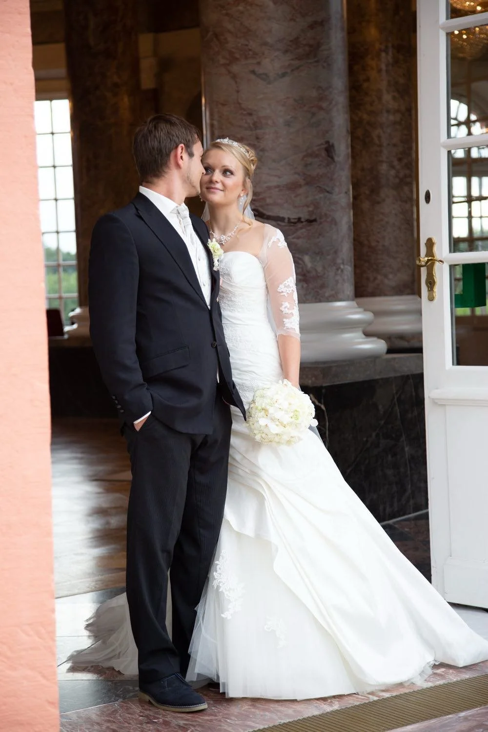 Braut und Bräutigam beim Paarshooting nach der Zeremonie in Darmstadt – von pixelfeder