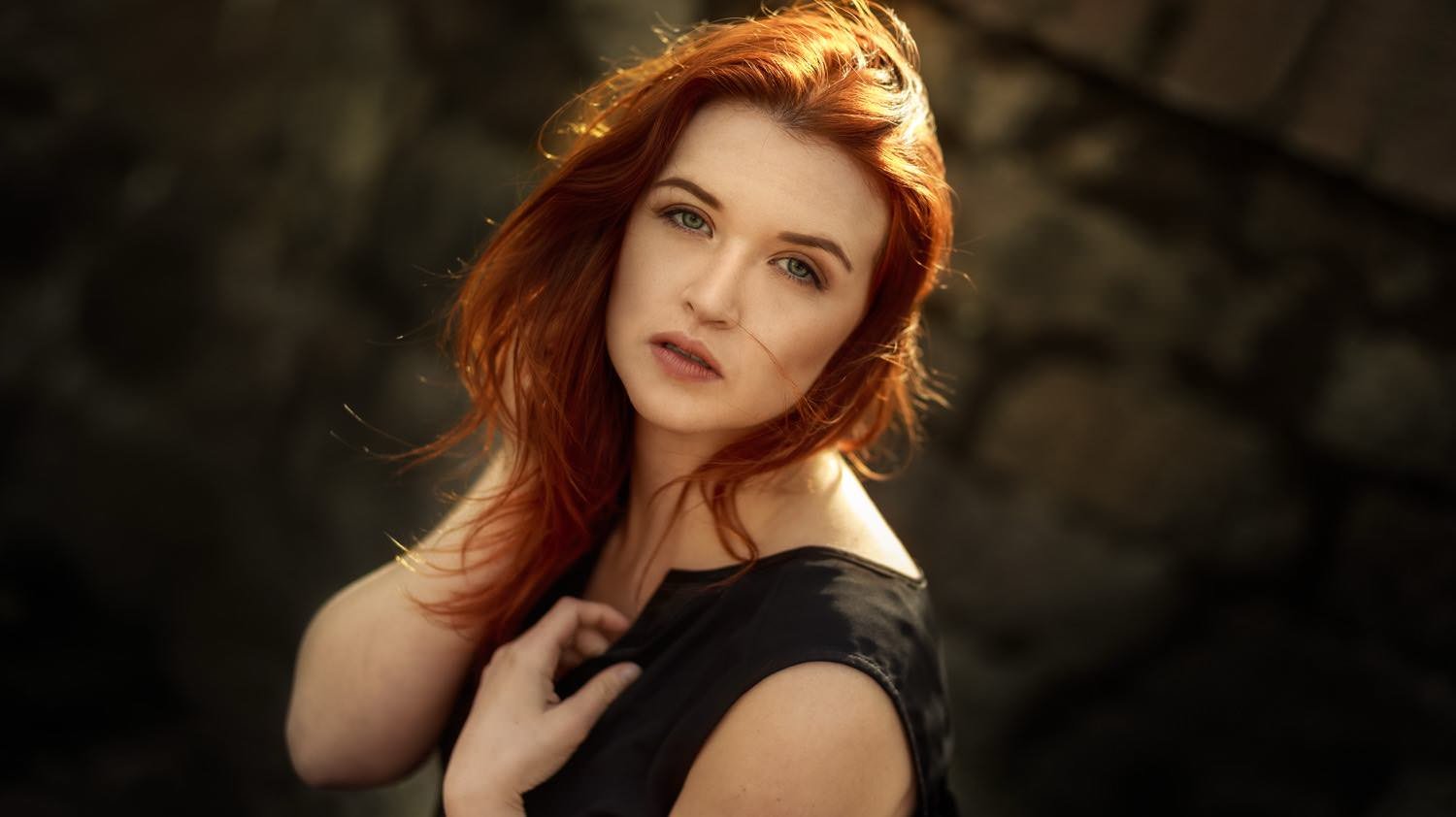 Close-Up einer jungen Frau mit roten Haaren in einem Kleid in der City in Darmstadt – von pixelfeder