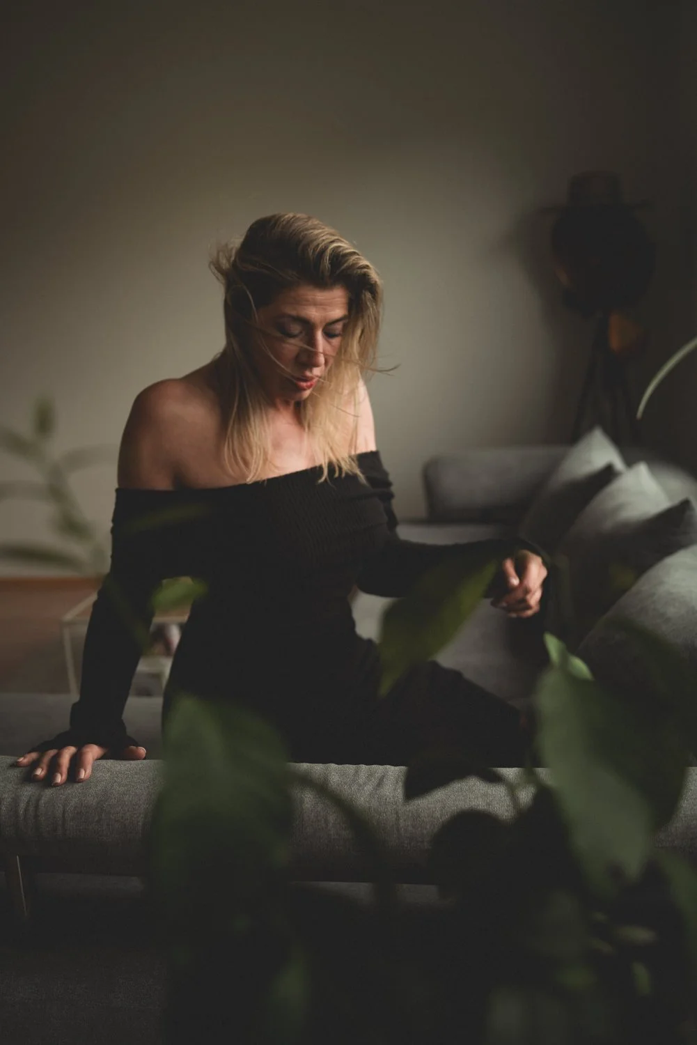 Sinnliches Portrait einer Frau in einem Kleid und mit schulterfreiem Oberteil beim Homeshooting in Frankfurt – von pixelfeder