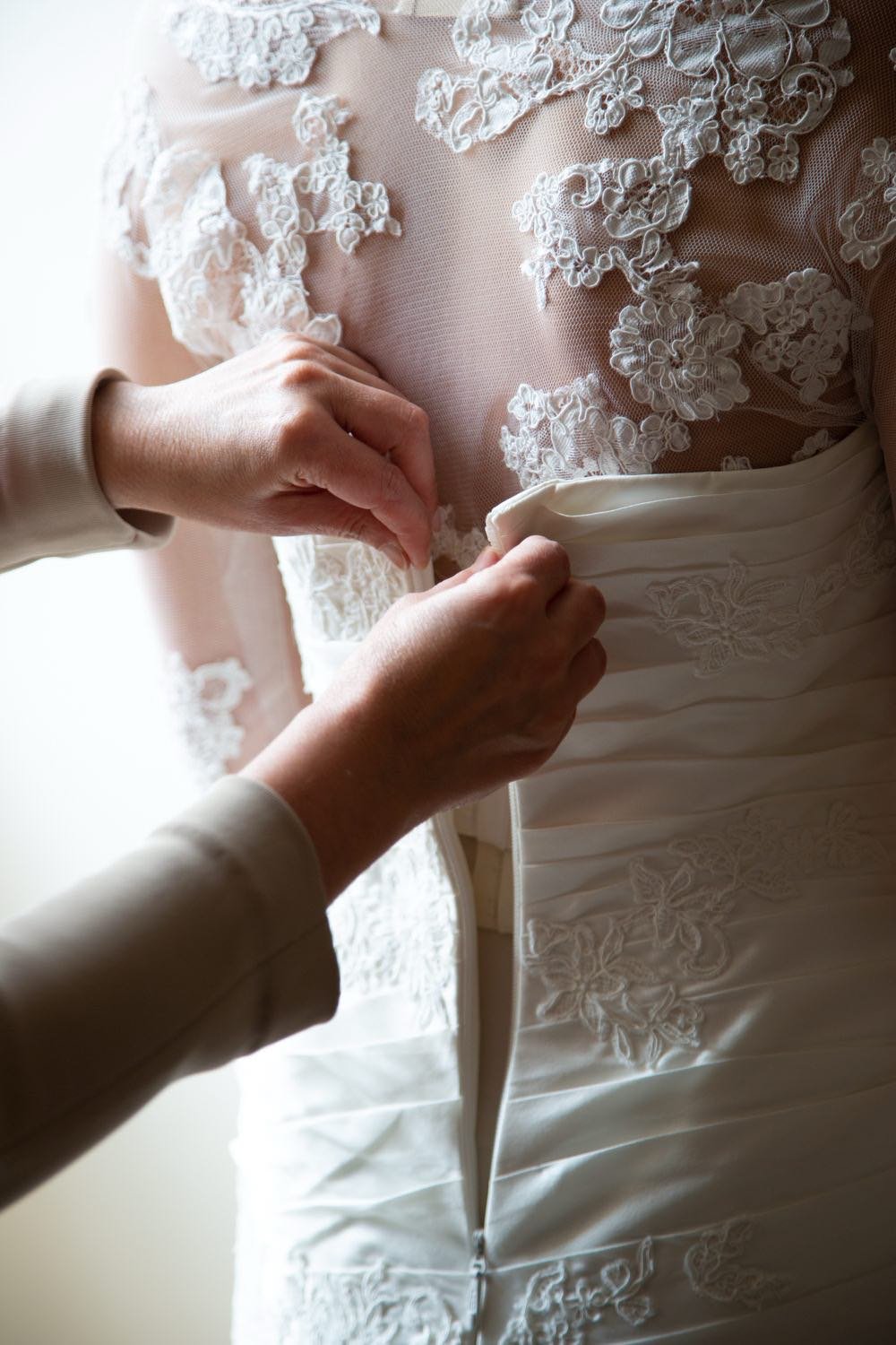 Getting Ready der Braut im Brautkleid im Hotelzimmer in Darmstadt – von pixelfeder