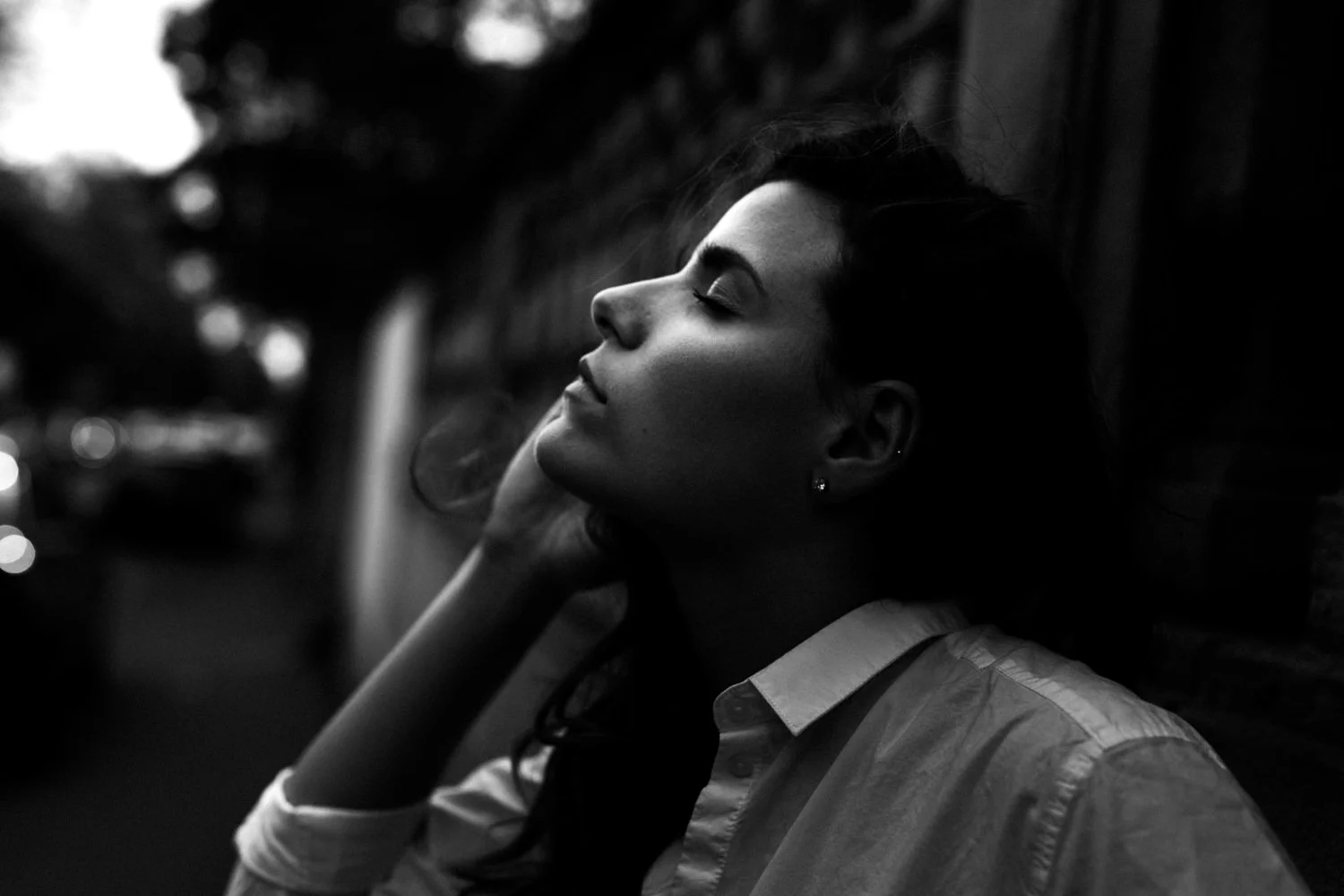 Portrait einer Frau in der City mit geschlossenen Augen mit verträumtem Blick in Darmstadt – Schwarz-Weiß von pixelfeder