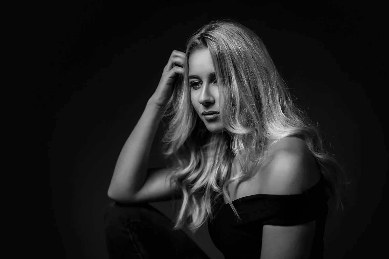 Portrait einer Frau mit langen, blonden Haaren im Studio in Darmstadt – Schwarz-Weiß von pixelfeder