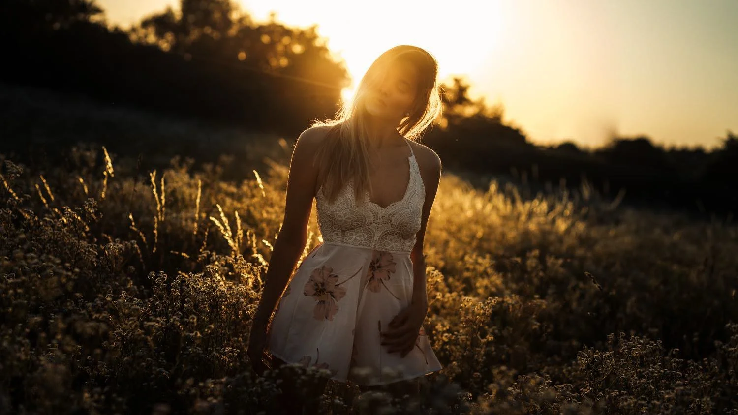 Portrait einer jungen Frau mit langen Haaren in einem Kleid bei Sonnenuntergang mit geschlossenen Augen – von pixelfeder