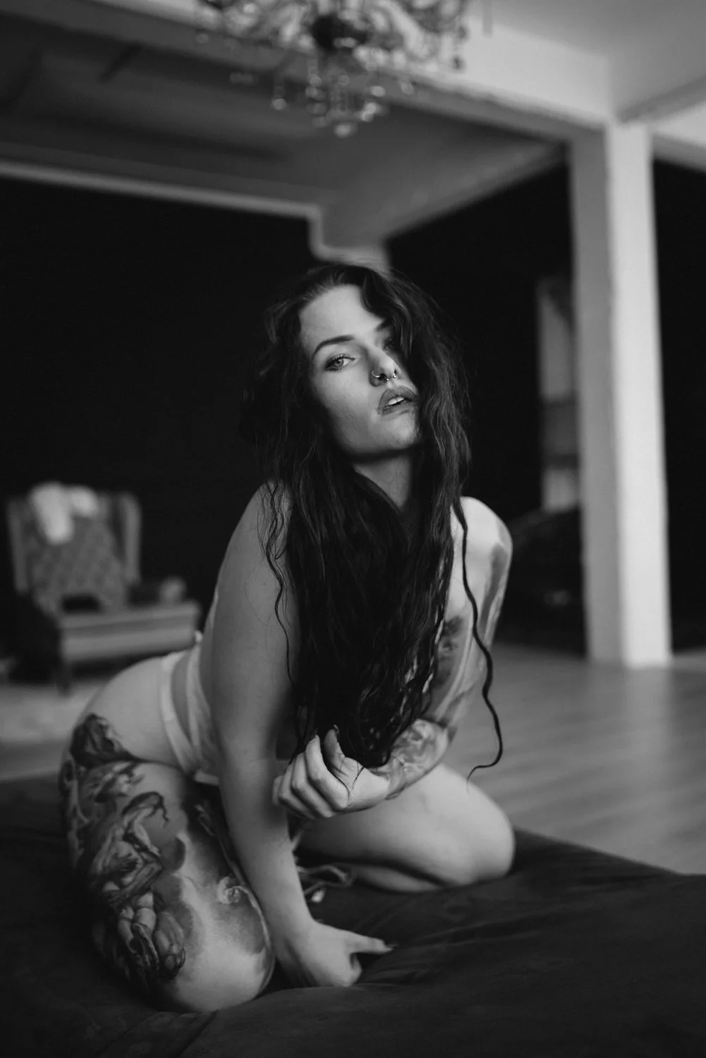 Portrait Boudoir von einer Frau Indoor auf dem Boden sitzend liegend mit Tattoos in Darmstadt – Schwarz-Weiß von pixelfeder