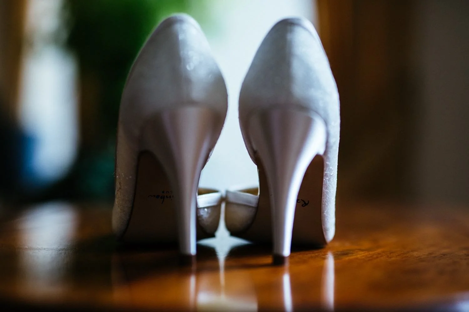 Ein Paar weiße High Heels vom getting ready bei einer Hochzeit in darmstadt - pixelfeder