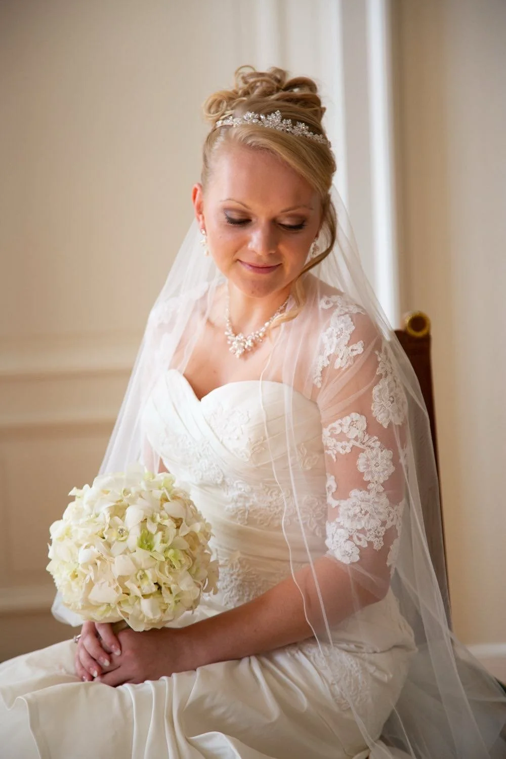 Portrait der Braut im Brautkleid und mit Schleier und mit Brautstrauß in Darmstadt – von pixelfeder