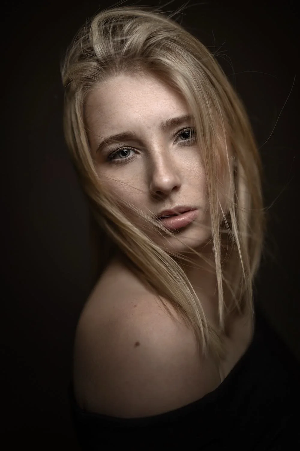 Portrait einer jungen Frau mit blonden Haaren im Studio in Darmstadt – von pixelfeder