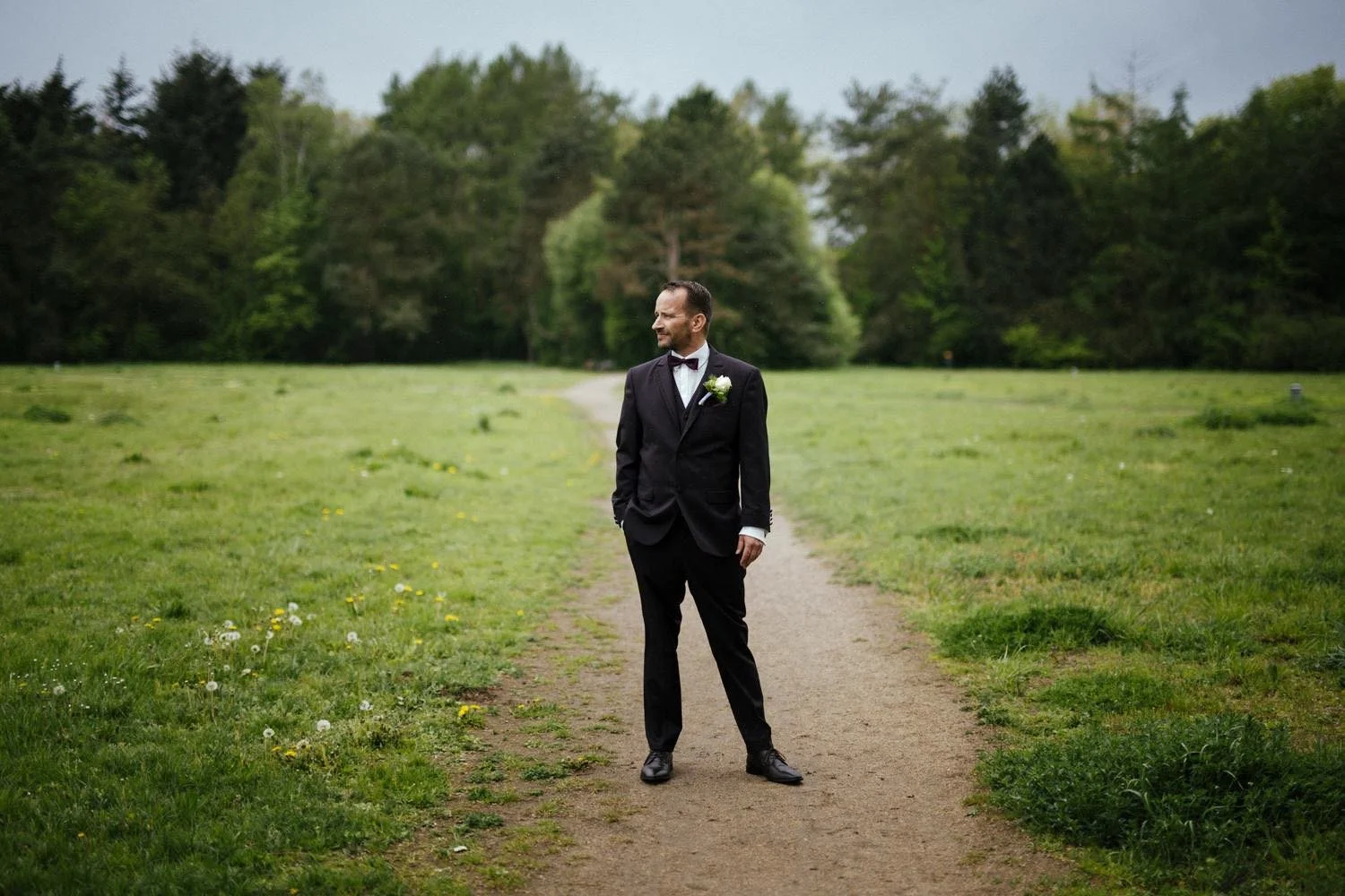 Ambiente des Bräutigams im Schwarzen anzug im Garten in Darmstadt – von pixelfeder