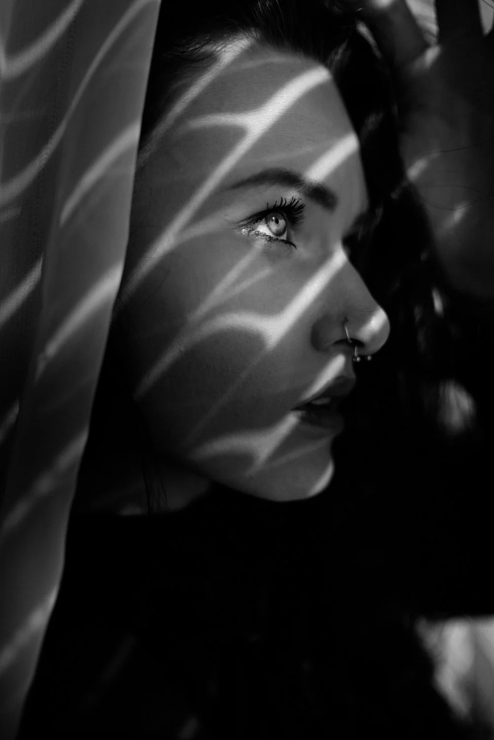 Close-Up Portrait von einer Frau beim Homeshooting mit Piercing in Darmstadt – Schwarz-Weiß von pixelfeder