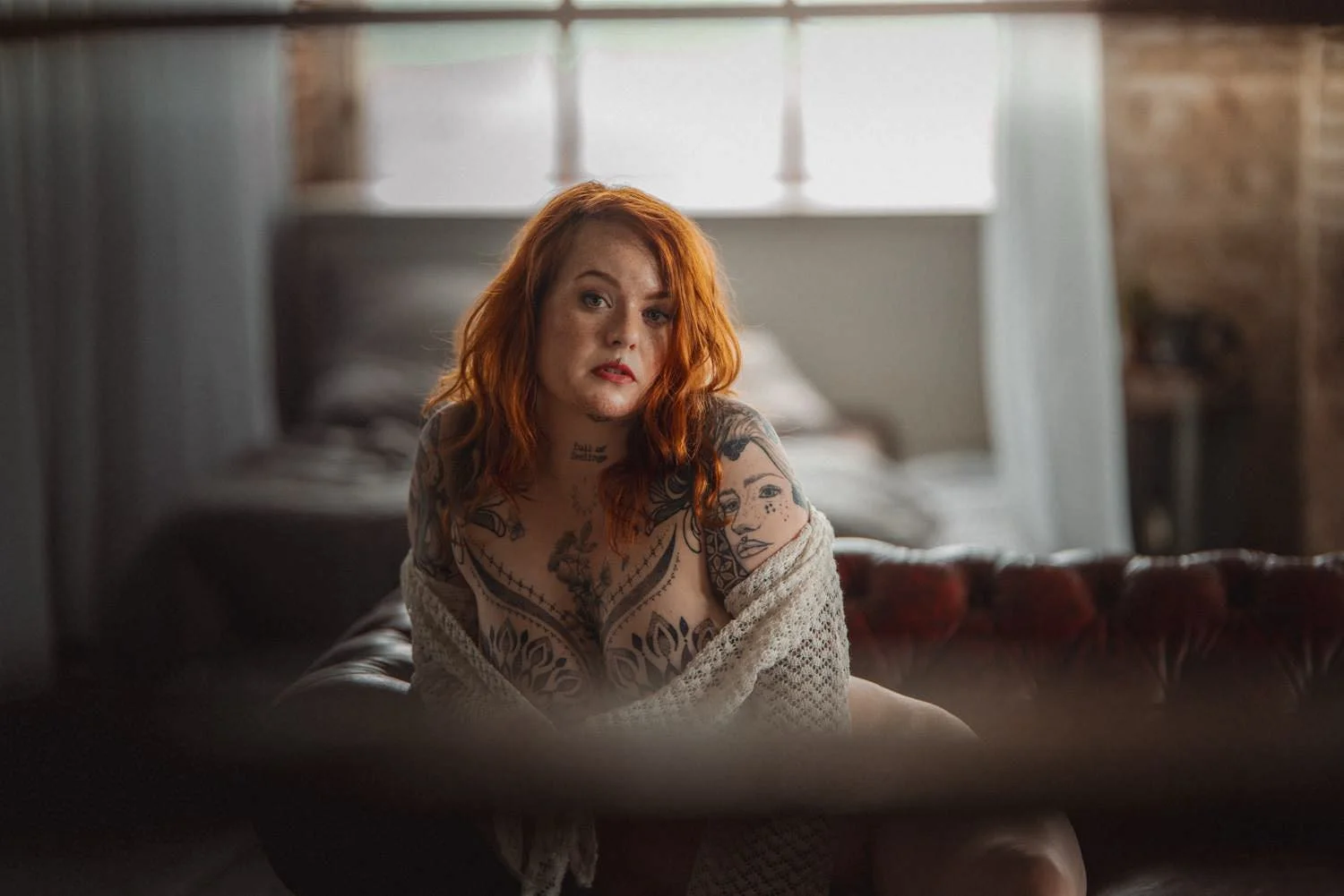 Sinnliches Portrait einer Frau mit langen, lockigen, roten Haaren in Dessous im Studio in Witten – von pixelfeder