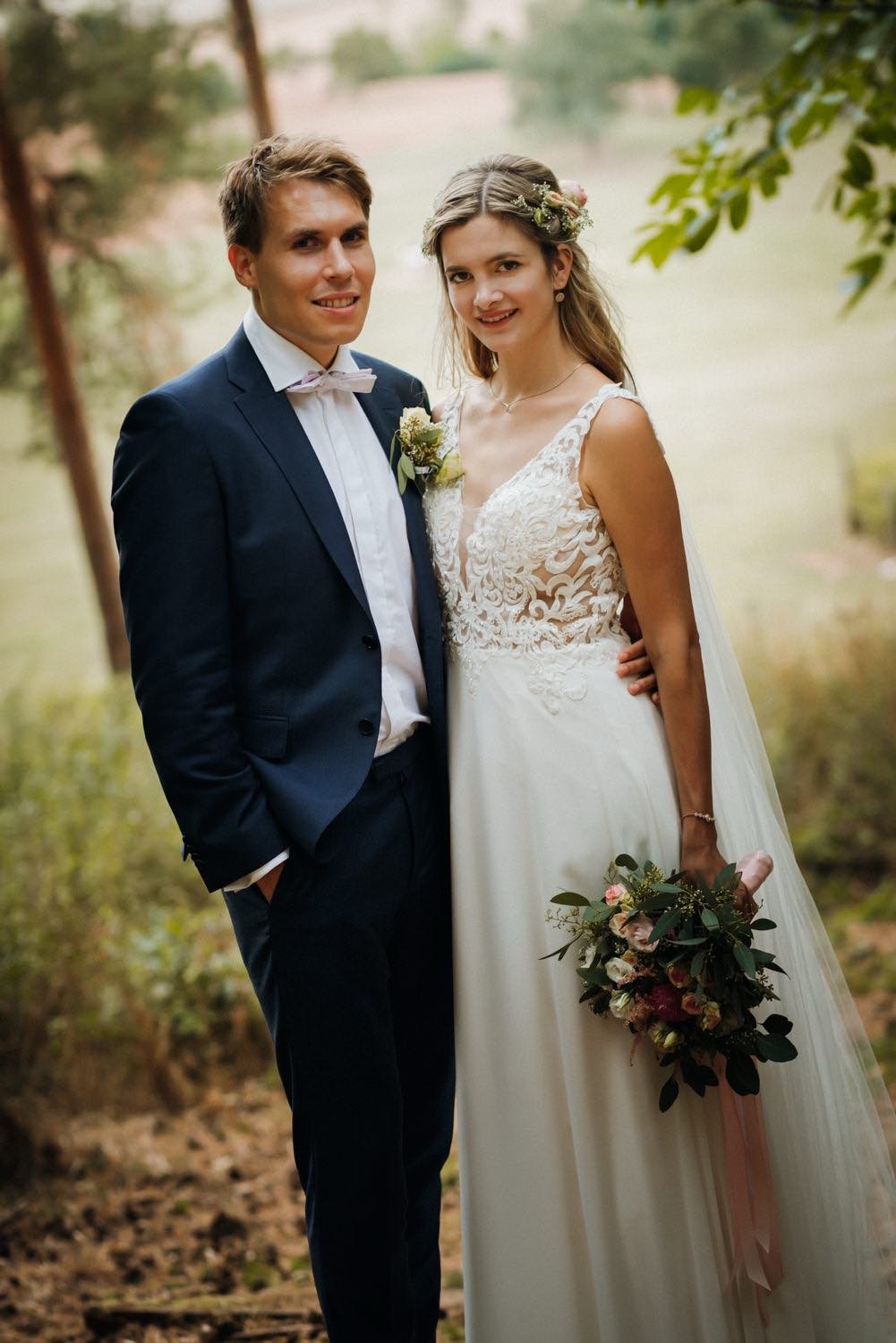 Ein Brautpaar beim paarshooting. Sie stehen vor einer natürlichen Kulisse mit Bäumen und in Darmstadt – von pixelfeder